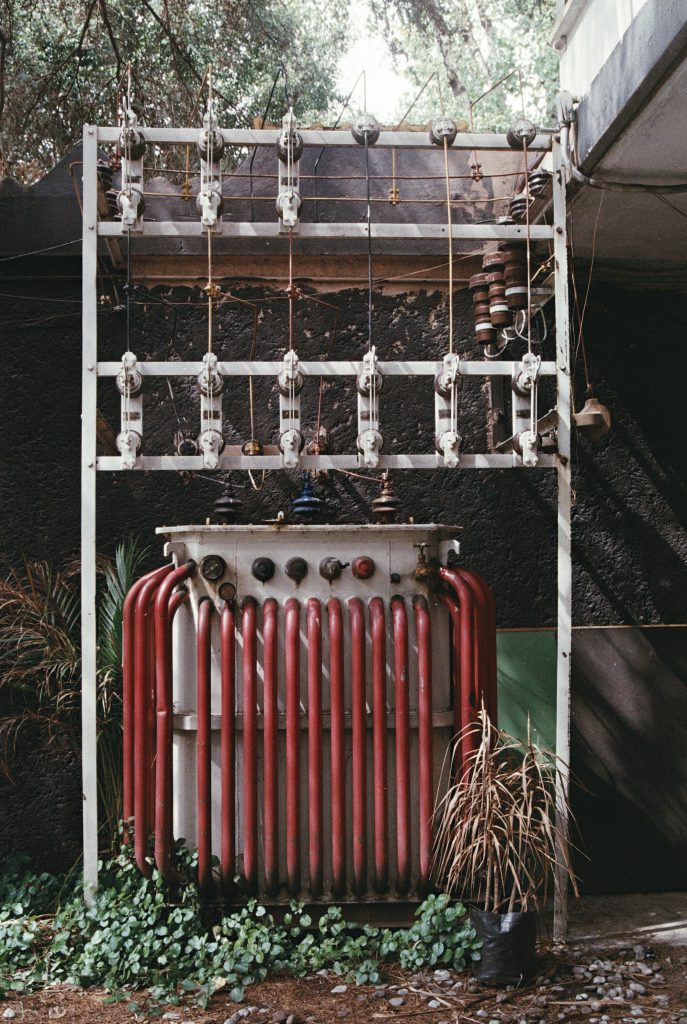 Ancien transformateur électrique à radiateurs