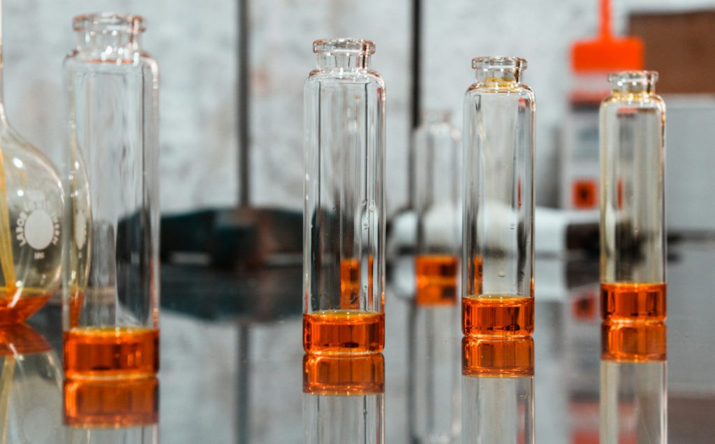 Échantillons d’huile isolante en flacons de verre au laboratoire