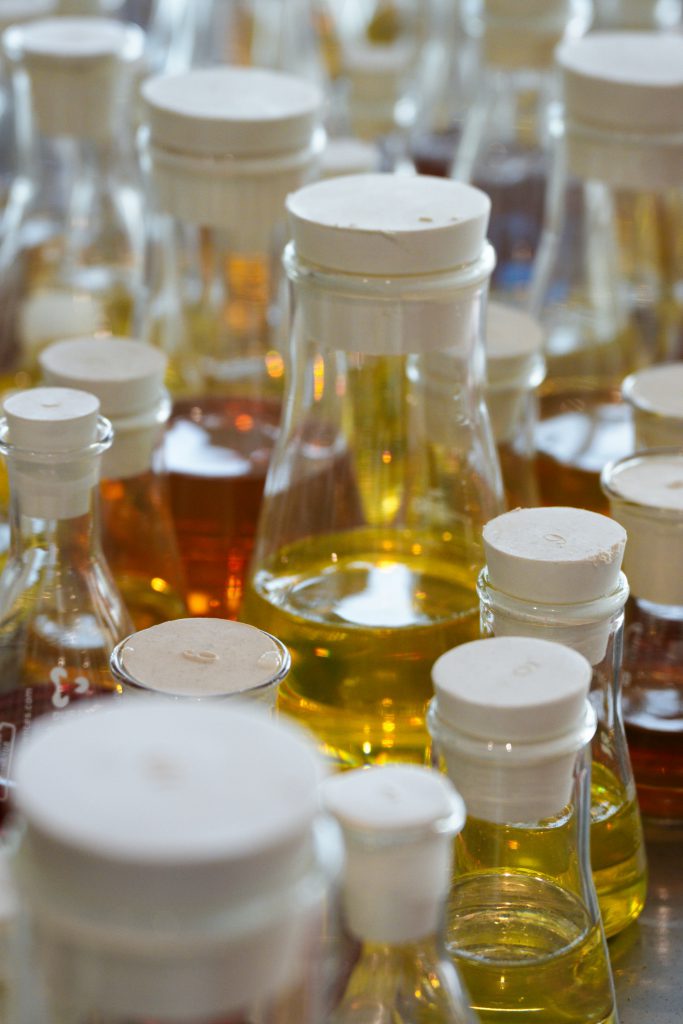 Flacons d’huile isolante au laboratoire d’analyse