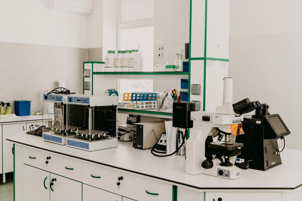 Paillasse de laboratoire équipée