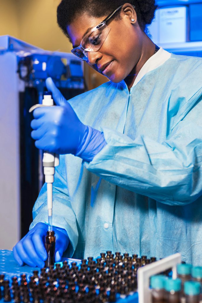 Prélèvement à la pipette au laboratoire